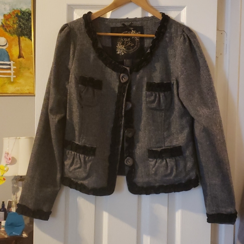 Beautifully detailed blazer.